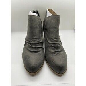 Brand new 8 wide Grey bootie